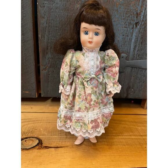 Vintage Porcelain Doll Lot. Doll w/ Blue Eyes Brown Hair.Dresses Shoes Hat 10.5" - Picture 3 of 9